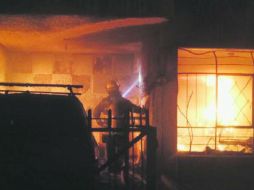 Las llamas arrasaron con todo en el interior de la vivienda en Monte Blanco. ESPECIAL /