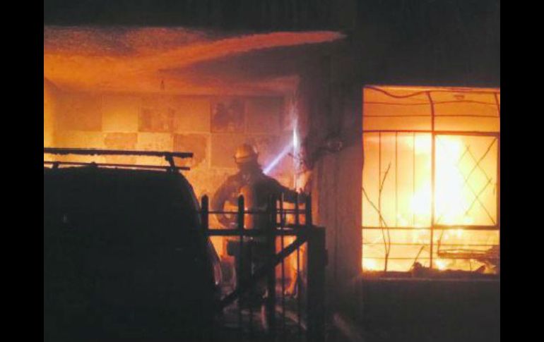 Las llamas arrasaron con todo en el interior de la vivienda en Monte Blanco. ESPECIAL /