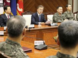 El presidente surcoreano, Moon Jae-in (c), se reúne con altos cargos miliares en el Ministerio de Defensa en Seúl. EFE / YONHAP