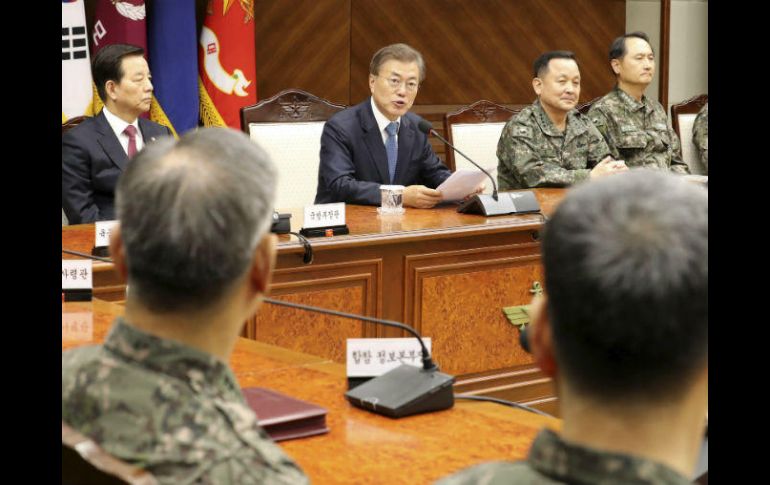 El presidente surcoreano, Moon Jae-in (c), se reúne con altos cargos miliares en el Ministerio de Defensa en Seúl. EFE / YONHAP