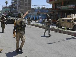 Soldados afganos resguardan los alrededores del edificio de la RTA. EFE / G. Habibi