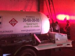 Paramédicos le realizan trabajos de reanimación cardiopulmonar sin conseguir sacarlo del paro. ESPECIAL /