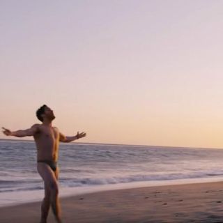 Alfonso Herrera, sexy en escena de ‘Sense8’