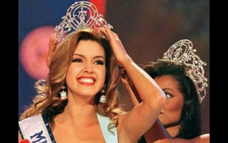 En la imagen se le puede ver a Machado sonriente mientras le colocaban la corona. INSTAGRAM / machadooficial