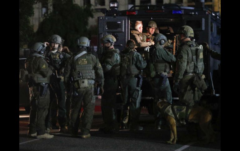 Agentes federales se preparan antes de la redada realizada la madrugada de este miércoles. AP / J. Hong