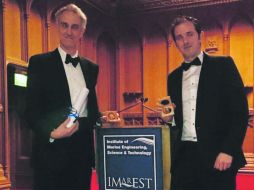 Santiago Suárez y Alistar Greig, ambos luciendo sus medallas Denny.  /