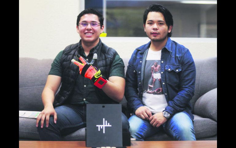 Los desarrolladores del guante, Daniel Aragón Han (izquierda) y Yoku Sashida Méndez, egresaron del Tec de Monterrey. EL INFORMADOR / F. Atilano