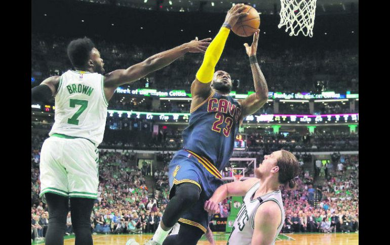 LeBron James (#23) intenta el enceste entre Jaylen Brown y Kelly Olynyk, de los Celtics de Boston. AP /