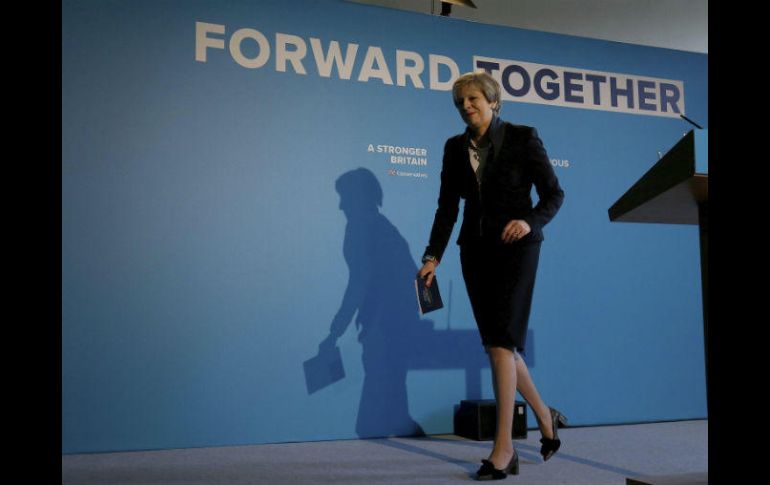 La campaña electoral empezó con sondeos dando más de 20 puntos de ventaja a May, que se han ido reduciendo. EFE / N. Roddis