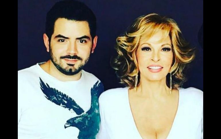 En la imagen original aparecen José Eduardo Derbez, Raquel Welch y Eugenio Derbez. INSTAGRAM / victoriaruffo