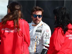 Michael Andretti (I) acompaña a Alonso (D) durante los entrenamientos. AP / M. Conroy