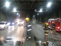 Los bomberos tapatíos atendieron un caso en las alcantarillas del túnel de López Mateos bajo la Avenida Vallarta. TWITTER /  @PCYBOMGDL