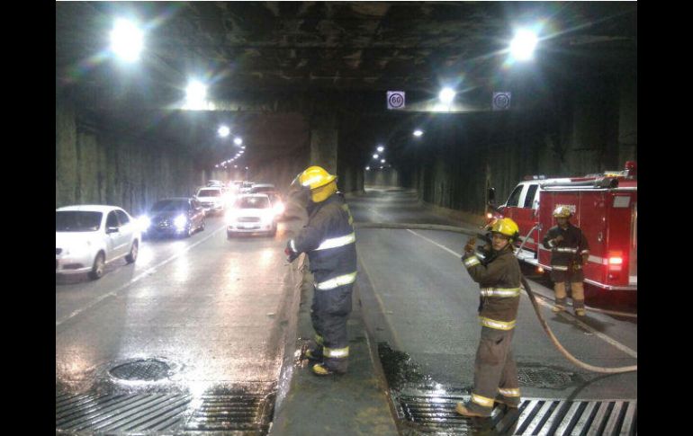Los bomberos tapatíos atendieron un caso en las alcantarillas del túnel de López Mateos bajo la Avenida Vallarta. TWITTER /  @PCYBOMGDL