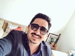 Carlos Macías desde su casa; se ha convertido en el compositor de grades figuras del pop y del regional. ESPECIAL /