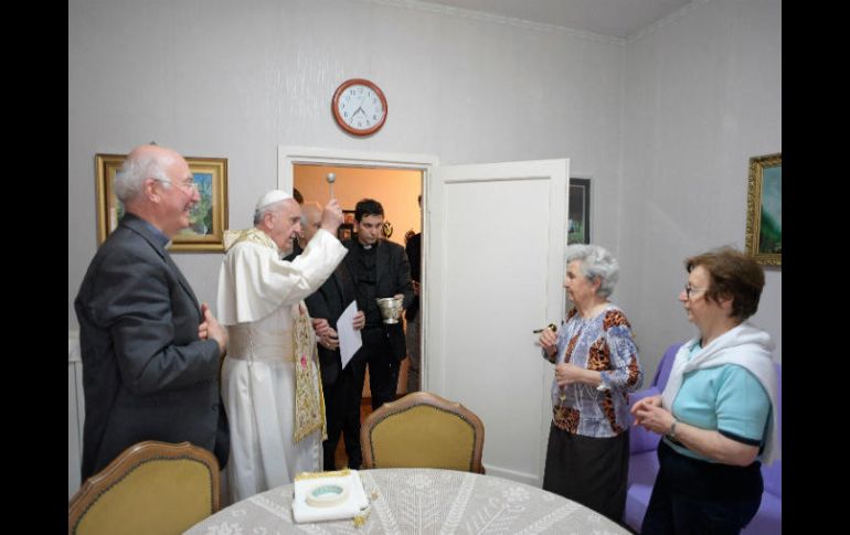 El Papa Francisco bendice un hogar durante su visita al popular vecindario de Ostia. AP /