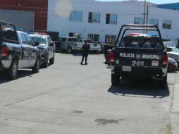 El cuerpo del hombre de aproximadamente 35 a 40 años quedó dentro de una camioneta tipo Pickup color plata. ESPECIAL /