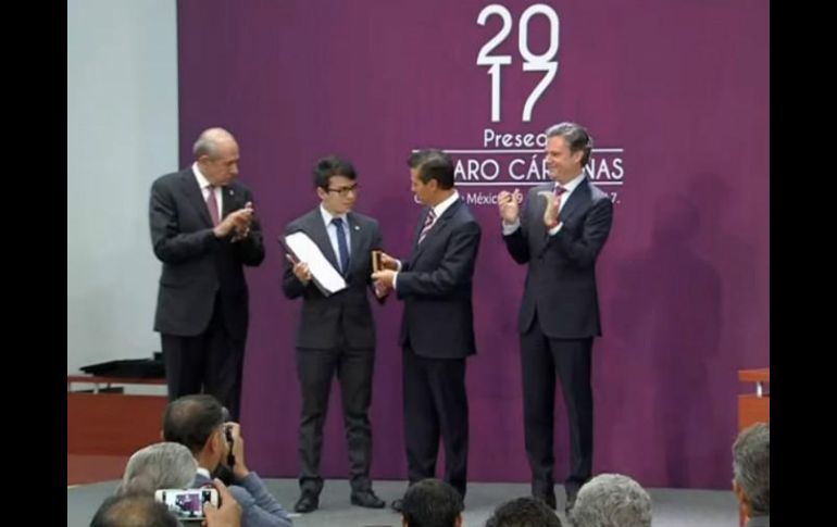 Nuño acompaña al Presidente en la entrega de la Presea ''Lázaro Cárdenas'' 2017. TWITTER / @PresidenciaMX