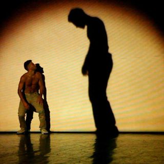 Danza francesa entre sombras