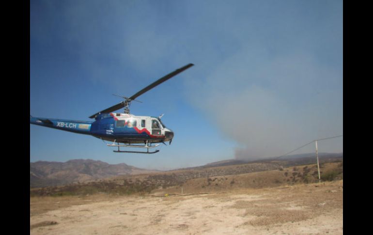 Uno de los helicópteros utilizados para combatir el incendio. ESPECIAL / Gobierno de Zapopan