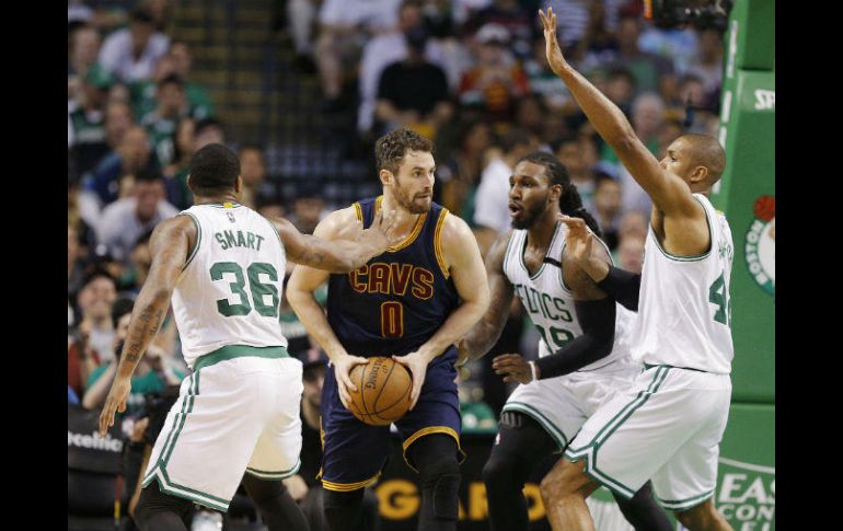 Kevin Love añadió 21 puntos con 12 rebotes para los Cavs. EFE / CJ. Gunther