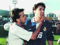 Quique Estebaranz consuela a Míchel tras perder la Liga en Tenerife por segundo año consecutivo. EFE / ARCHIVO