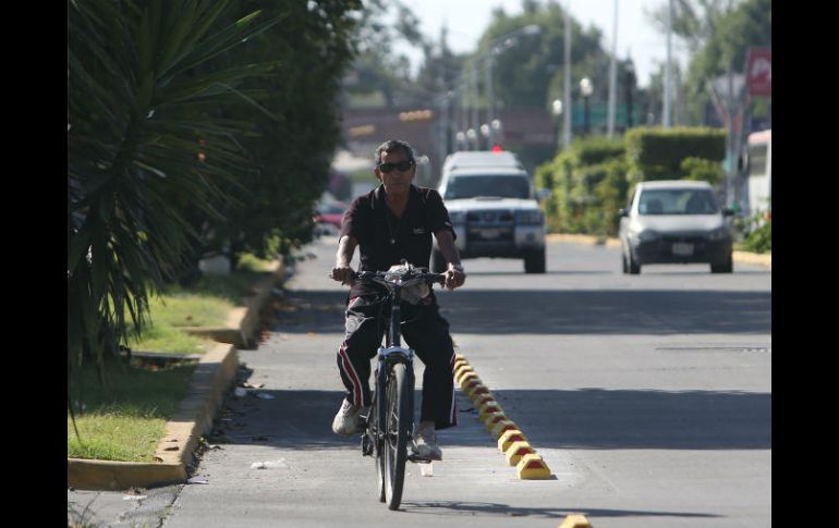 Habitantes de las colonias aledañas a la ciclovía de boulevard García Barragán se quejan de que ésta ha dañado su movilidad. EL INFORMADOR / ARCHIVO