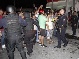 La policía municipal intentó que la multitud no hiciera 'justicia por propia mano'. EFE / A. Cupul