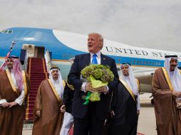 Donald Trump es recibido por el rey Salman bin Abdulaziz al-Saud (derecha) en Arabia Saudita, primera escala de su gira. AFP / B. Al-Jaloud