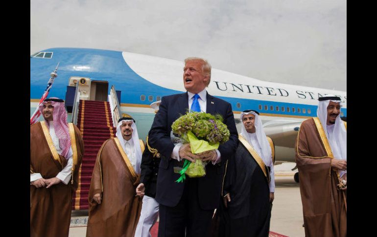 Donald Trump es recibido por el rey Salman bin Abdulaziz al-Saud (derecha) en Arabia Saudita, primera escala de su gira. AFP / B. Al-Jaloud