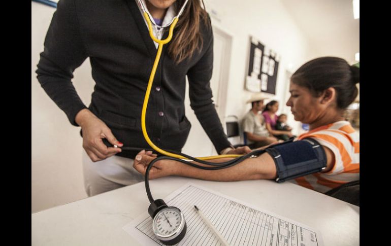 La tensión arterial es la fuerza que ejerce la sangre contra las paredes de los vasos (arterias) al ser bombeada por el corazón. EL INFORMADOR / ARCHIVO