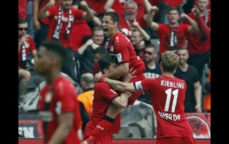 Javier Hernández celebra uno de los goles del día con Kai Havertz y Stefan Kiessling. EFE / F. Trueba
