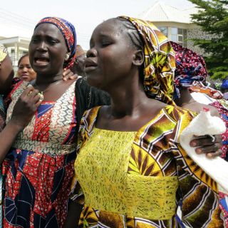Niñas nigerianas liberadas se reúnen con sus familias