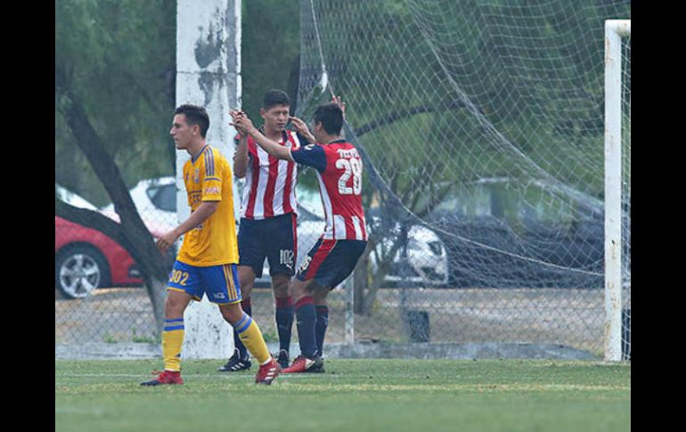 Los rojiblancos celebran su victoria hoy sobre la UANL. ESPECIAL / www.sub20.ligamx.net