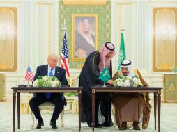 El presidente de EU fue galardonado con el collar Abdulaziz Al Saud, el más alto honor civil de Arabia Saudita. EFE /