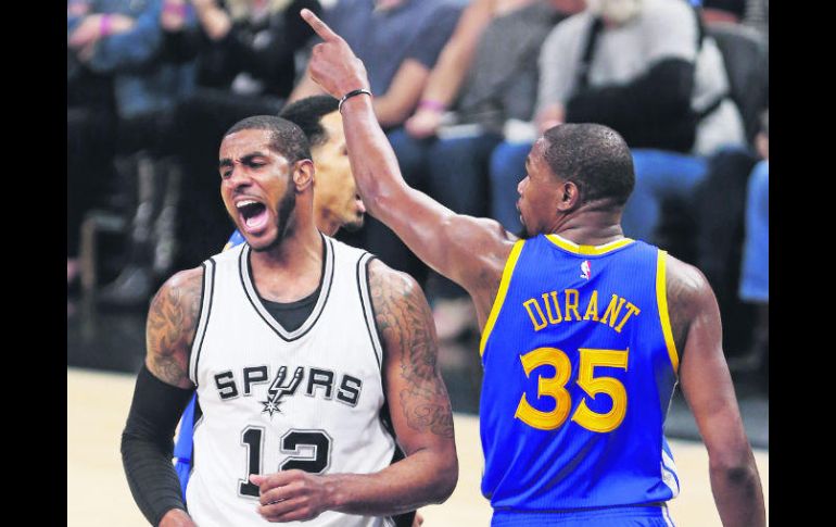 Kevin Durant (#35) lideró a los Warriors en puntos, mientras que LaMarcus Aldridge (#12) no cumplió con ser la guía de los Spurs. AP / R. Cortes