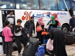 Este es el duodécimo grupo de personas que sale de Al Waer y se dirigirá a partes bajo el dominio de los rebeldes. AFP / STRINGER