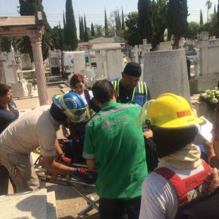 Mujer cae dentro de fosa en Panteón de Mezquitán