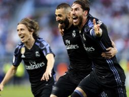 El delantero francés del Real Madrid Karim Benzema (c) celebra con Sergio Ramos (d) y Luka Modric (i) su gol. EFE / J. Zapata