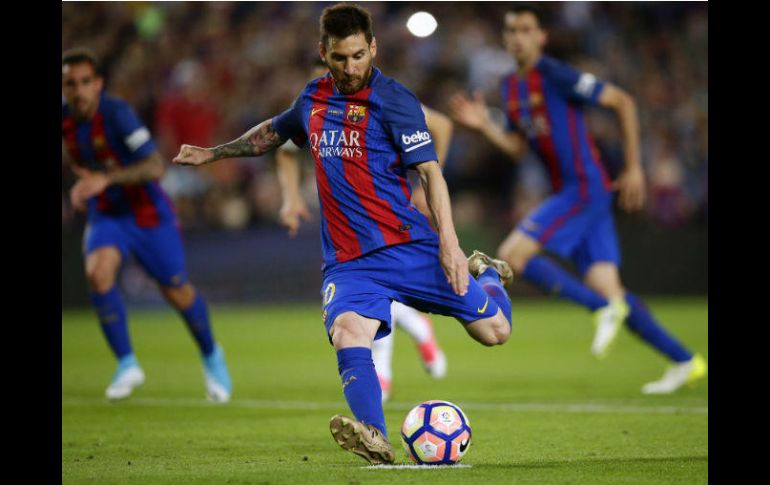 El argentino anota hoy un gol desde los once pasos ante el Eibar. AP / M. Fernández