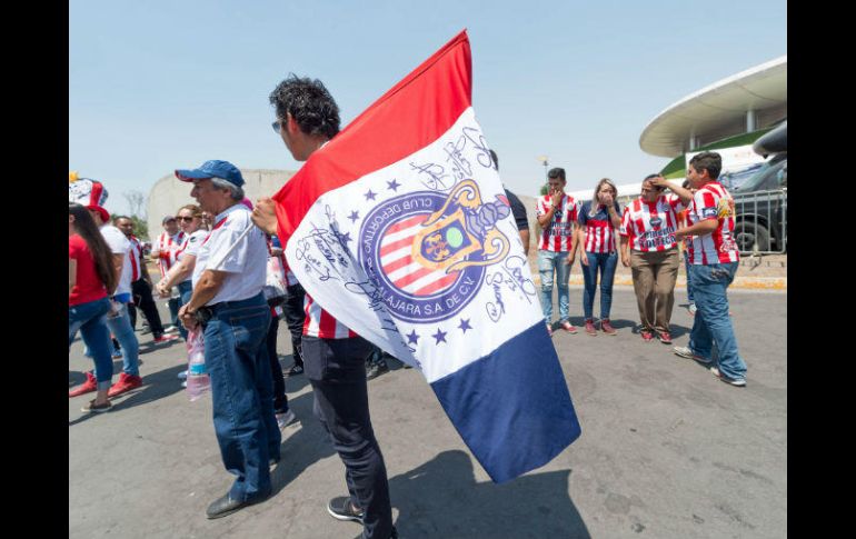 Sin importar el calor, aficionados llegaron al Estadio Chivas. MEXSPORT / A. Juárez