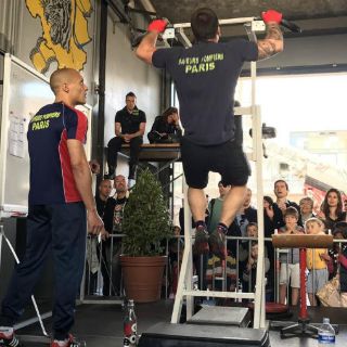 Un bombero francés bate el récord del mundo de flexiones en barra