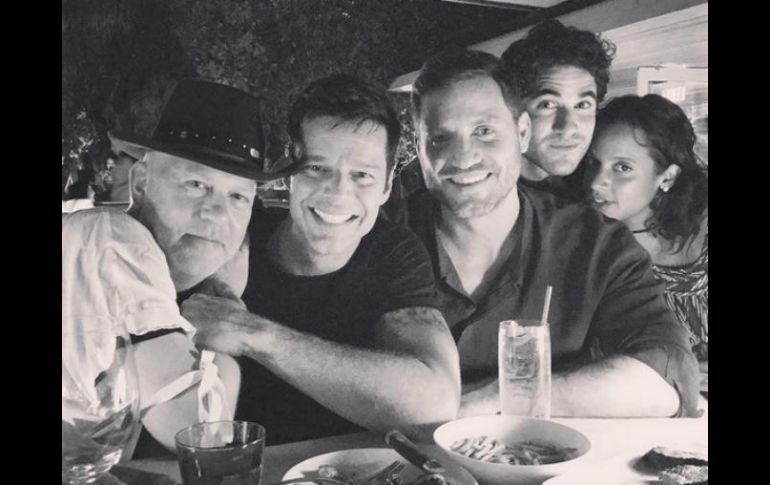 El protagonista, el venezolano Édgar Ramírez subió a Instagram una imagen con parte del elenco. INSTAGRAM / edgarramirez25