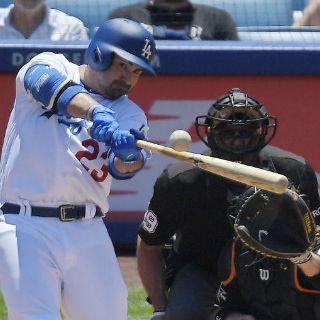 Adrián González produce tres carreras en victoria de Dodgers