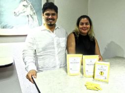 Luis Valentino y Milagros promueven la empresa Santa Colmena, que comercializa miel en polvo. EL INFORMADOR / E. Barrera