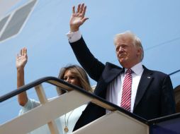 Donald Trump y su esposa Melania abordan el avión Air Force One, con destino a Israel. AP / E. Vucci
