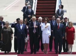 Donald Trump (c) durante la ceremonia de bienvenida acompañado por el presidente Reuvén Rivlin (i) y Benjamin Netanyahu (d). AFP / O. Balilty
