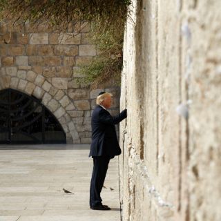 Donald Trump acude al Muro de los Lamentos