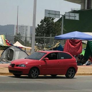 Aficionados acampan en el Estadio Chivas