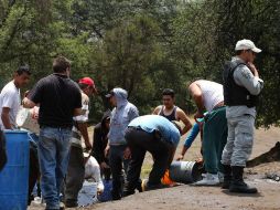 Los pobladores de la zona acudieron al sitio y aprovecharon para llenar desde cubetas hasta bidones. AFP /