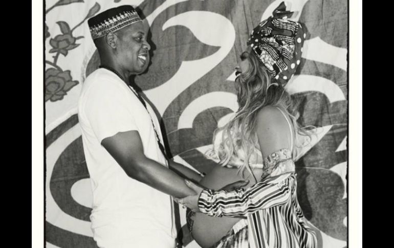 Beyoncé lució la parte de arriba de un bikini y un elaborado diseño pintado en su barriga. INSTAGRAM / beyonce